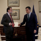 Pedro Sánchez y Mariano Rajoy durante una reunión en el Congreso de los Diputados.-JOSÉ LUIS ROCA