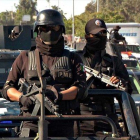 Dos agentes de la policía mexicana en un convoy de seguridad.-EL PERIÓDICO
