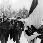 Integrantes de la División Azul, con el uniforme alemán de la 250 División de Infantería, desfila tras la bandera de la España de Franco camino de Leningrado.-ARCHIVO