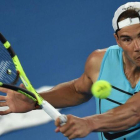 Rafael Nadal, durante un entrenamiento en Melbourne previo al Abierto de Australia.-AFP / PAUL CROCK