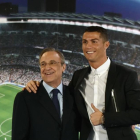 Florentino Pérez y Cristiano Ronaldo, el pasado 7 de noviembre cuando fue ampliado el contrato del portugués hasta el 2021.-AFP / GERARD JULIEN