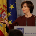 Soraya Saenz de Santamaria comparece despues del pleno del Parlament-/ JOSE LUIS ROCA