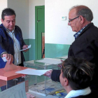 Luis Mariano Santos votando ayer en la localidad leonesa de Cistierna-Ical
