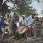 Un grupo de ciudadanos traslada a una de las víctimas del atentado de Mogadiscio, Somalia.-EFE / SAID YUSUF WARSAME