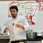 El cocinero Javier Estévez ayer durante el curso para hosteleros que ofreció en las instalaciones de Grumer. / ÁLVARO MARTÍNEZ-