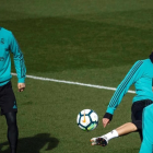 Cristiano Ronaldo y Benzema, durante el entrenamiento de este martes en la ciudad deportiva blanca. /-EFE