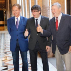 El 'president' Carles Puigdemont recibe a los congresistas de EEUU Dana Rohrabacher y Brian Higgins, en el Palau de la Generalitat.-JOSEP GARCIA