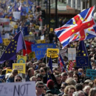 Banderas de Europa y pancartas contra el 'brexit', en una manifestación europeísta en Londres.-AFP