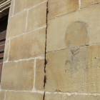 Fotografía tomada ayer de la imagen de Franco que ha reaparecido en la fachada de piedra arenisca en el Palacio de Justicia.-LUIS ÁNGEL TEJEDOR