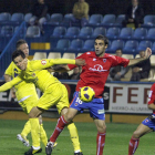 Jaio intenta llegar a un balón en el encuentro contra el Villarreal B. / JUAN MARTÍ-