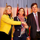 Pilar del Olmo con Reyes Maroto, y el presidente de NSR, Óscar Heckh en la firma del acuerdo.-- ICAL