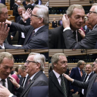 El presidente de la Comisión Europea, Jean-Claude Juncker, y el léder del UKIP, Nigel Farage, en el Parlamento Europea, en Bruselas.-AFP / JOHN THYS