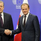 Tusk (derecha) estrecha la mano del primer ministro de Georgia, antes de su reunión en la sede del Consejo Europeo en Bruselas, el 9 de febrero.-EFE / OLIVIER HOSLET