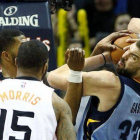 Marc Gasol lucha por el balón con Markieff Morris, de los Suns.-Foto: EFE / MIKE BROWN