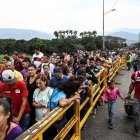 La migración de Venezuela hacia Colombia a través del puente fronterizo Simón Bolivar.-AFP