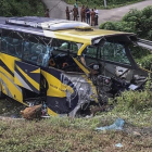 Estado en el que quedó el autobús tras caer al vacío camino de Kuala Lumpur.-EFE