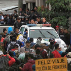 Migrantes hondureños hacen fila en un control policial donde se les verifica sus antecedentes penales y si tienen alguna orden de captura.-EFE