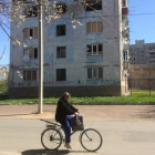 Una mujer pasa frente a un edificio afectado por los bombardeos en Avdiivka.-MARC MARGINEDAS