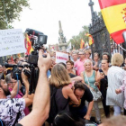 Un cámara de televisión es increpado durante la manifestación de España Ciudadana.-MARTA PEREZ