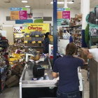 Daños al interior de una tienda por un terremoto en Panamá.-AP