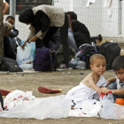 Un grupo de refugiados sirios hacen parada en Belgrado, en su camino hacia Europa.-EFE