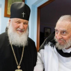 Fidel Castro, con chandal blanco, recibe al patriarca ruso Cirilo en su casa de La Habana.-ALEX CASTRO