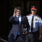 El 'president' Carles Puigdemont, a la salida del Parlament, en junio.-ALBERT BERTRAN