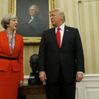 Trump y May, durante su encuentro en el Despacho Oval, en la Casa Blanca, este viernes.-REUTERS /KEVIN LAMARQUE