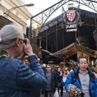Grupos de turistas, en el mercado de La Boqueria de Barcelona-RICARD FADRIQUE