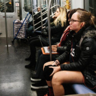 Una chica en el metro neoyorkino sin pantalones.-EPA