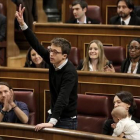 Íñigo Errejón promete su cargo como diputado en el Congreso, flanqueado por Pablo Iglesias y Carolina Bescansa.-JOSÉ LUIS ROCA