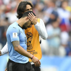 Edinson Cavani consuela a Luis Suárez al final del partido ante Francia-MARTIN MEISSNER (AP)