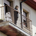 Una niña en el balcón. LUIS ÁNGEL TEJEDOR
