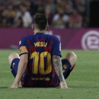 Leo Messi yace en el campo tras notar molestias en el aductor izquierdo en el partido ante el Villarreal.-AP / JOAN MONFORT