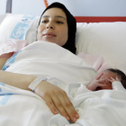 Nízar descansa junto a su madre en la cama del hospital.-Diego Mayor