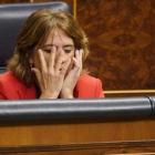 La ministra Dolores Delgado, escuchando a la oposición, durante un pleno en el Congreso de los Diputados.-JOSE LUIS ROCA