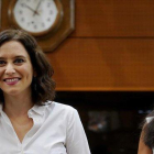 La candidata del PP a la investidura, Isabel Díaz Ayuso, con la portavoz de Vox, Rocío Monasterio, al inicio del debate.-JOSÉ LUIS ROCA