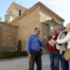 Turistas ante la iglesia de San Juan de Rabanera./ U. S. -