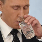 El presidente ruso, Vladimir Putin, bebe agua antes de una sesión parlamentaria.-AFP / KIRILL KUDRYAVTSEV