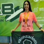 Carmen Carro en el pódium del Campeonato de España Sub15 luciendo las dos medallas conseguidas. HDS