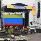 Varios hombres trabajan en el montaje de la tarima para el concierto Vanezuela Aid Live.-EFE