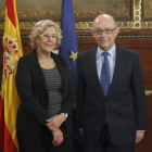 La alcaldesa de Madrid Manuela Carmena y el ministro de Hacienda Cristóbal Montoro.-EFE