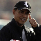 Obama saluda luciendo la gorra de los Chicago White Sox de beisbol.-YURI GRIPAS