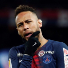 Neymar, pensativo en el Parque de los Príncipes de París.-EPA