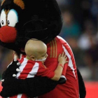 El pequeño Bradley Lowery abraza a la mascota del Sunderland en los prolegómenos del partido ante el Everton.-@Bradleysfight