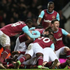 Los jugadores del West Ham celebran el último gol ante el Liverpool.-REUTERS / MATTHEW CHILDS