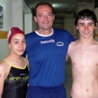 Marcos Tierno y Claudia Tierno junto a su entrenador Montxo Fernández. / C.N. SORIANO-