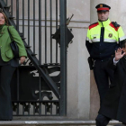 l expresidente de la Generalitat, Artur Mas, acompañado de su esposa Helena Rakosnik (i), a su llegada esta mañana al TSJCat.-EFE