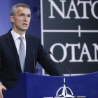 Stoltenberg interviene en una rueda de prensa, en Bruselas, este jueves.-EFE / OLIVIER HOSLET