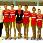 Algunas de las patinadoras del Club Patín Soria, con sus nuevos entrenadores, Daniel Giner y Laura Lacruz.-HDS